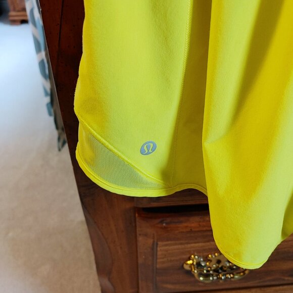 Women's Lululemon Electric Yellow HR 2.5" Hotty Hot Shorts Size 6 - Picture 3 of 10